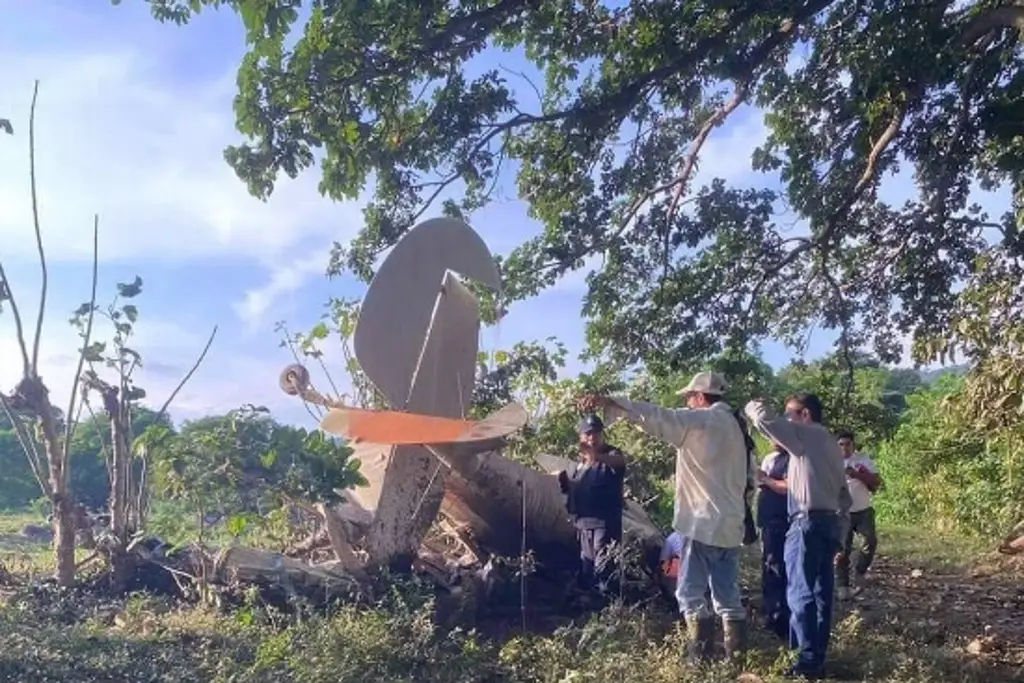 Imagen Cae avioneta cerca de escuela secundaria; hay un muerto