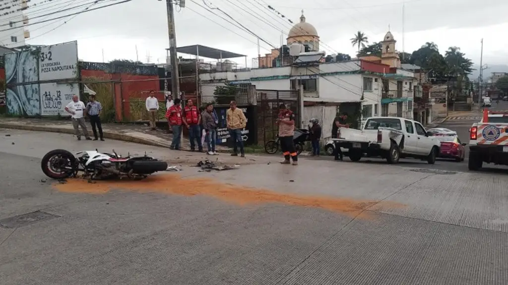 Imagen Se registra fuerte choque entre camioneta y motocicleta; hay un joven lesionado 