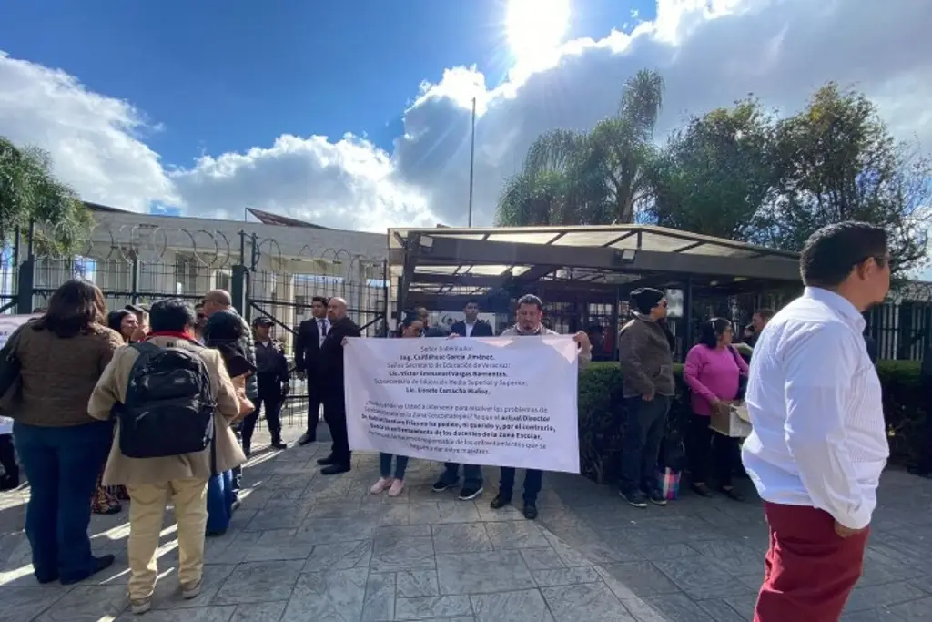 Imagen Directores de Telebachilleratos protestan frente al Congreso; exigen recursos para operar