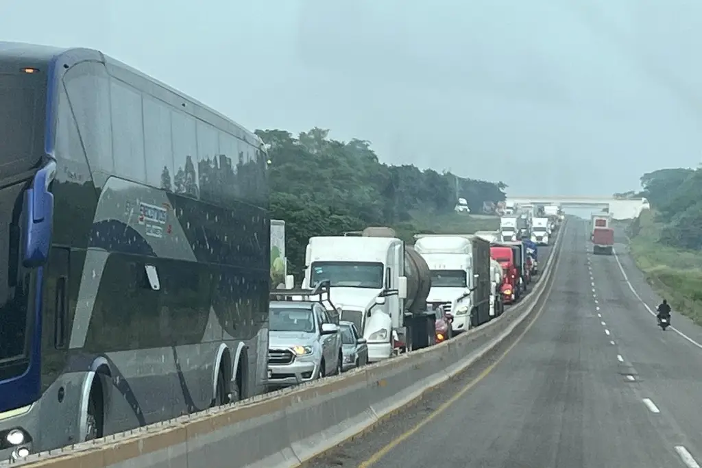 Imagen Hay 2 km de fila de autos en esta autopista hacia el puerto de Veracruz