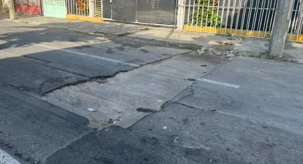 Imagen Vecinos se quejan por zanja en la calle de esta colonia de Veracruz 