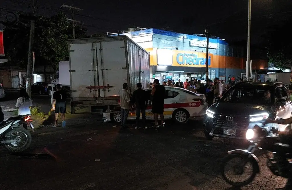 Imagen Taxi se incrusta debajo de camión de carga en avenida de Veracruz