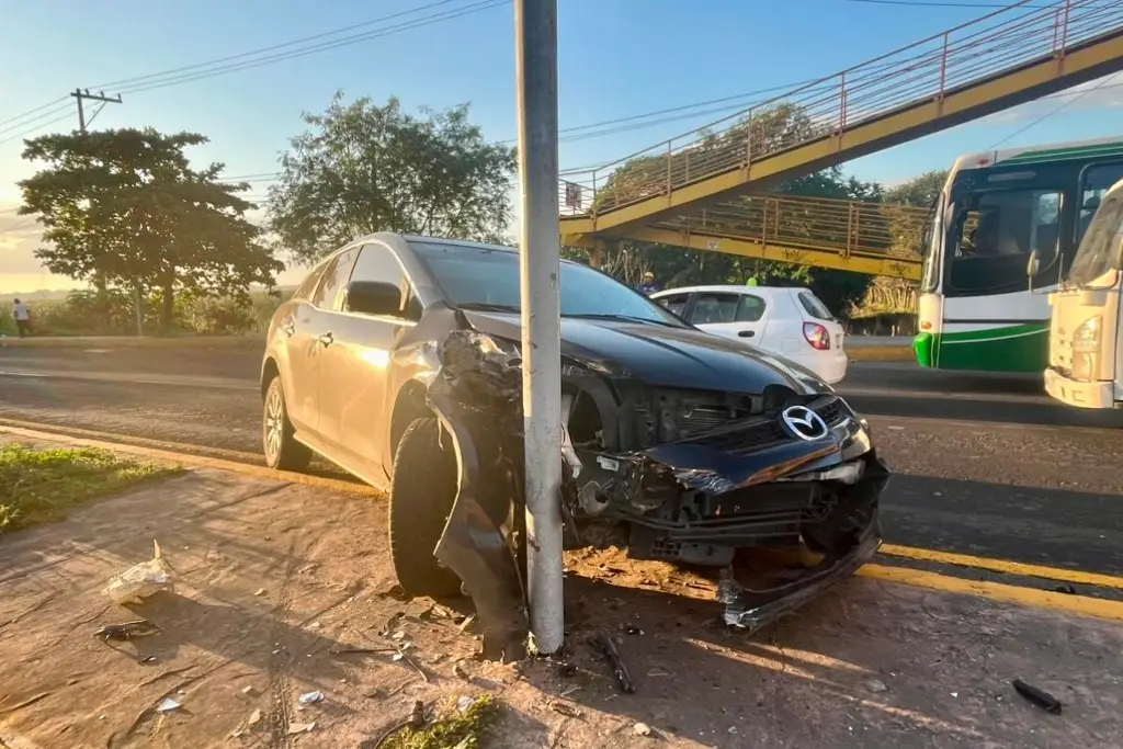 Imagen Abandonan camioneta tras accidente en carretera Veracruz-Xalapa