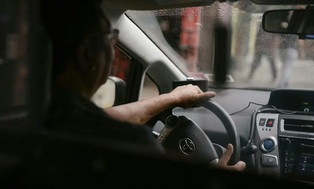 Imagen Mujer olvida a su bebé en taxi por aplicación; así reaccionó el conductor (+Video)