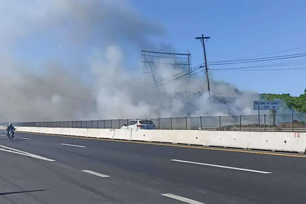 Imagen Precaución: Incendio de pastizal en autopista Veracruz - Cardel