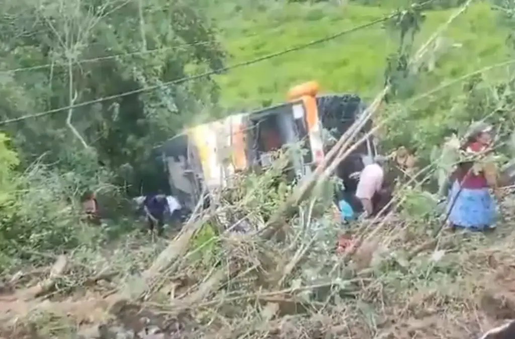 Imagen Autobús que transportaba alumnos cae a barranco; reportan 9 fallecidos (+Video)