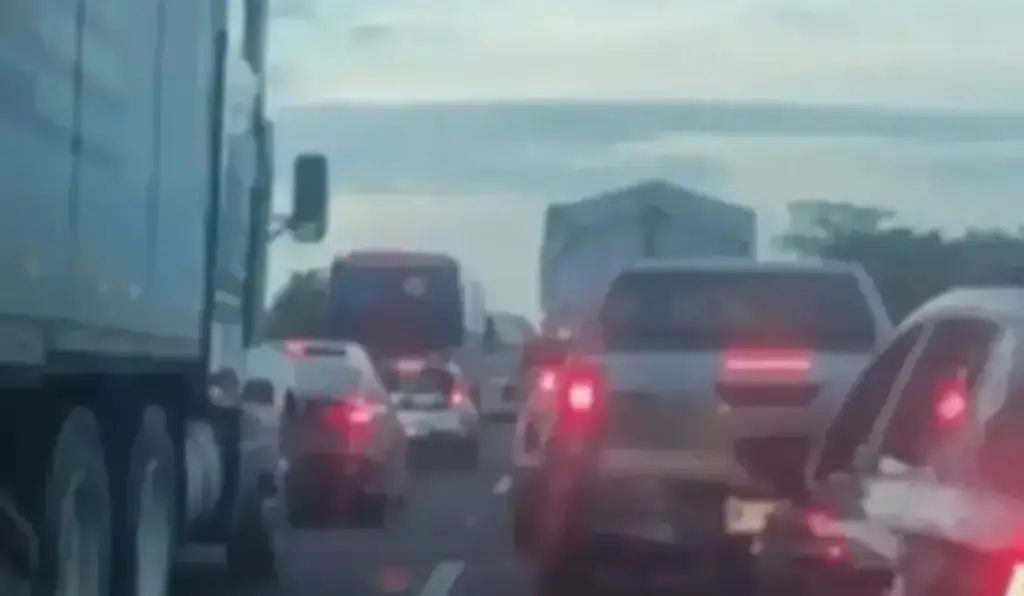 Imagen Reportan hasta 11 kilómetros de fila en autopista de Veracruz