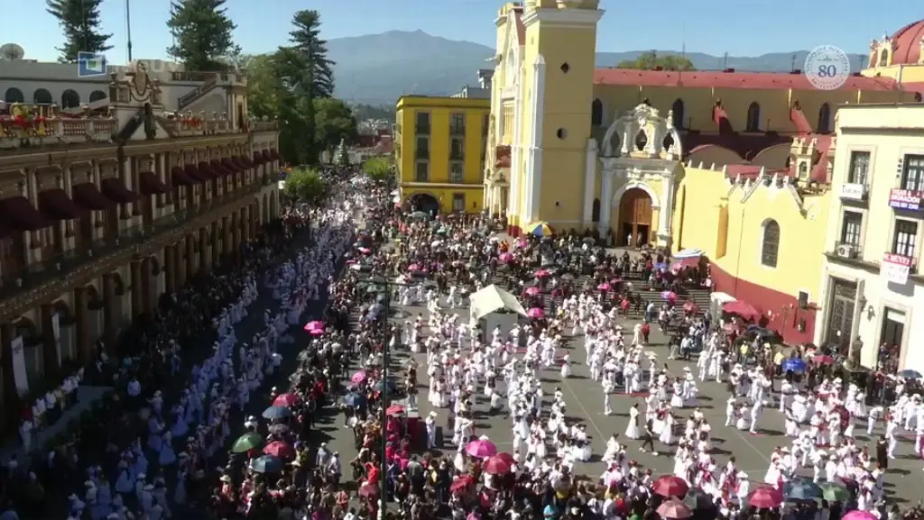 Imagen Más de 2,700 jarochos imponen récord de “La Bamba 2024” en Xalapa, Veracruz (+Video)