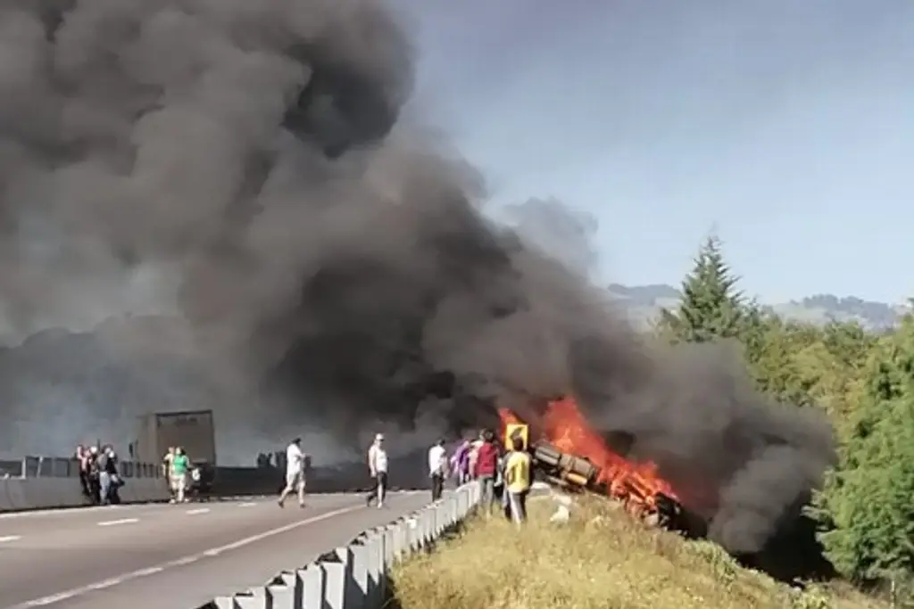 Imagen Cierre total por incendio de vehículo en autopista de Veracruz