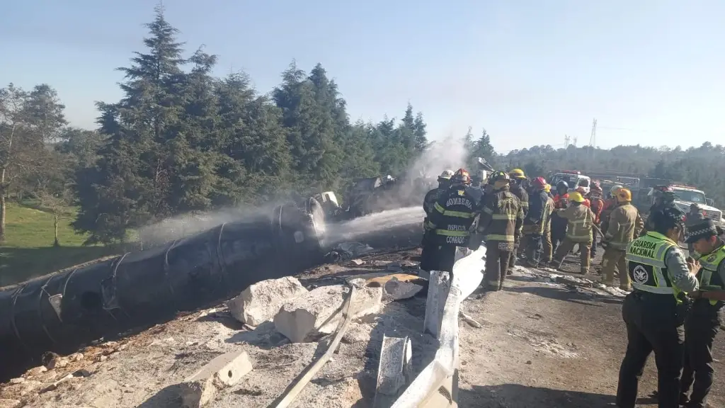 Imagen Hay un muerto tras incendio de pipa en autopista de Veracruz 