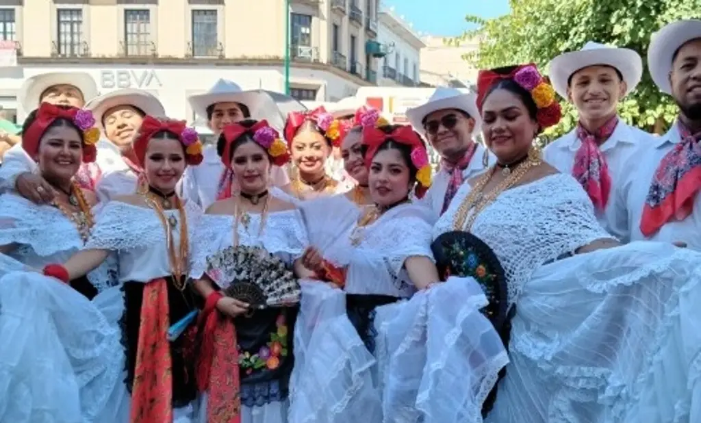 Imagen 'Un orgullo portar el traje de jarocho y jarocha', dicen tras récord de 'La Bamba 2024'