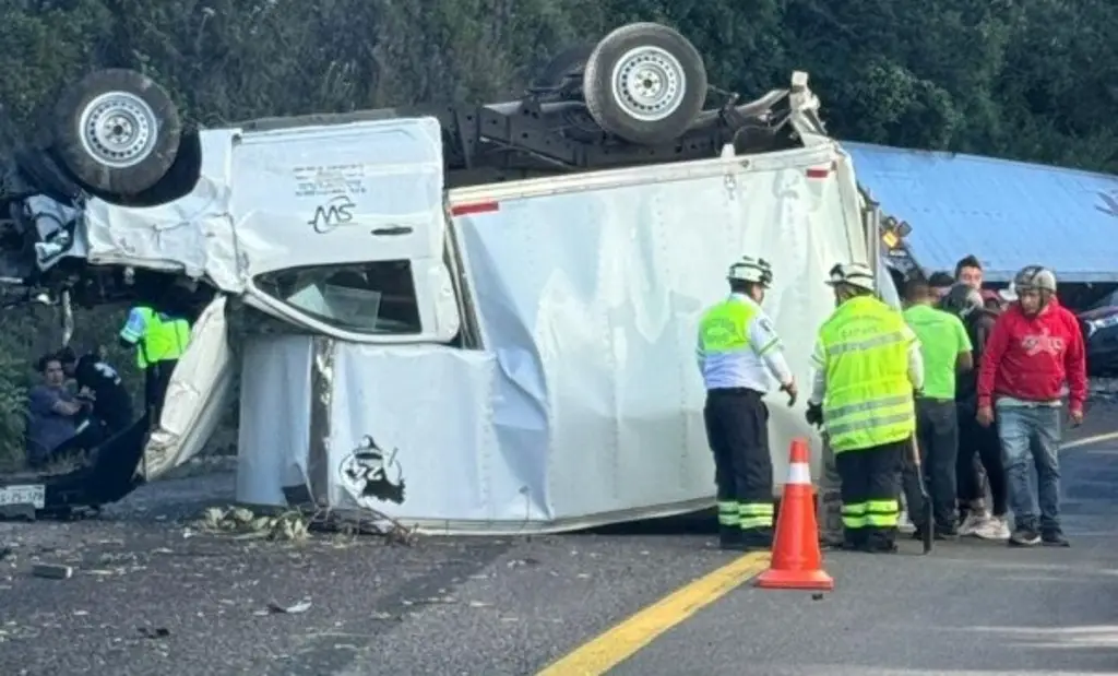 Imagen Se registra fuerte carambola en autopista de Veracruz; hay 3 lesionados 