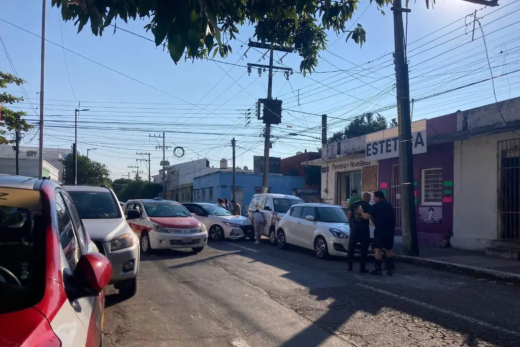 Imagen Taxi choca con auto y se estrella con vehículos estacionados en Veracruz 