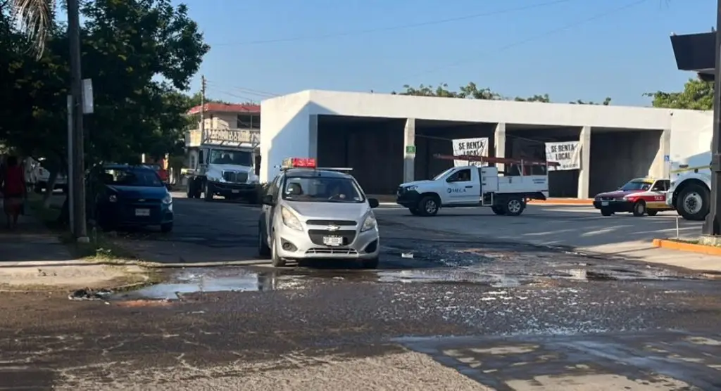 Imagen Vecinos temen por socavón en el fraccionamiento Los Pinos en Veracruz 