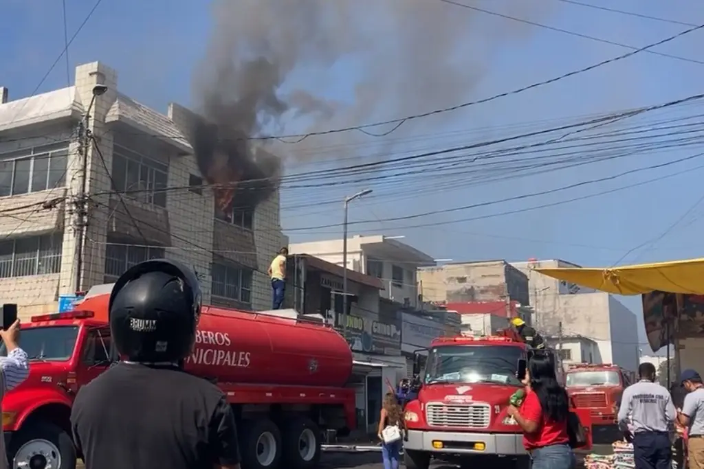 Imagen Incendio en edificio de zona de mercados de Veracruz