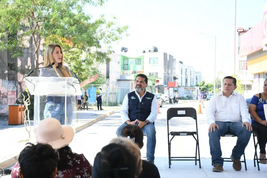 Imagen Inauguran rehabilitación con concreto hidráulico y unidad deportiva en Albatros, Veracruz 