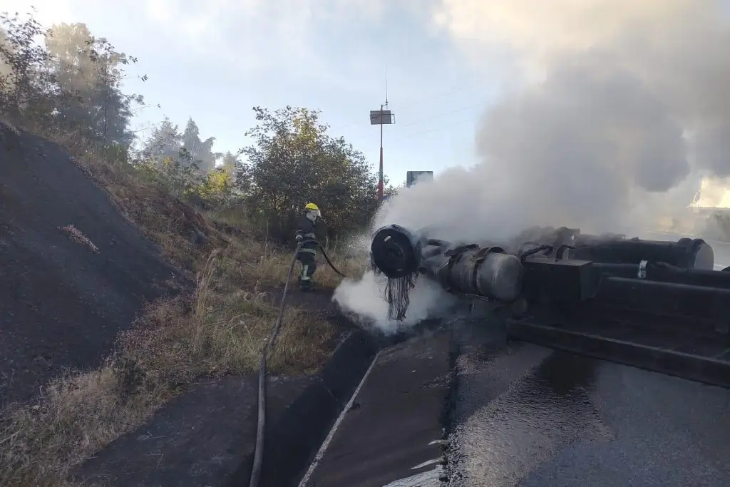 Imagen Reabren circulación en tramo carretero de Veracruz tras incendio de pipa