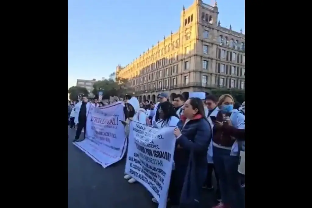 Imagen Protesta personal de Salud en Palacio Nacional. Esto piden