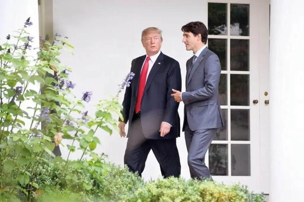 Imagen Trudeau y Donald conversan 