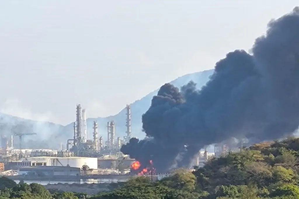 Imagen Reportan incendio en refinería Antonio Dovalí de Pemex 