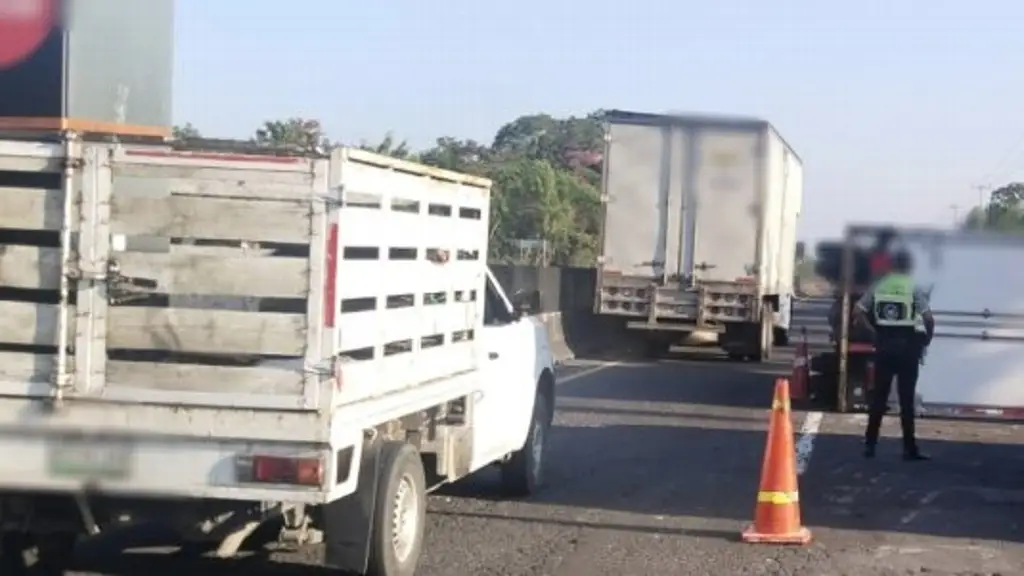 Imagen Hay cierre parcial de circulación en carretera Xalapa-Veracruz; es por esta razón