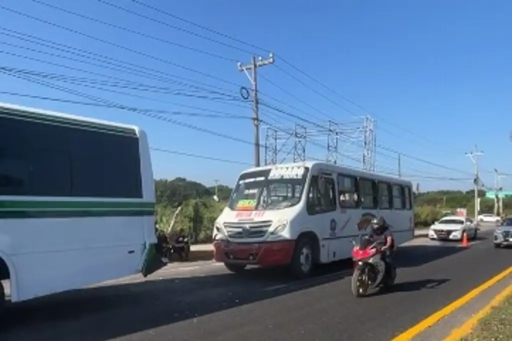 Imagen Camiones chocan en carretera Veracruz-Xalapa; pasajeros resultan lesionados