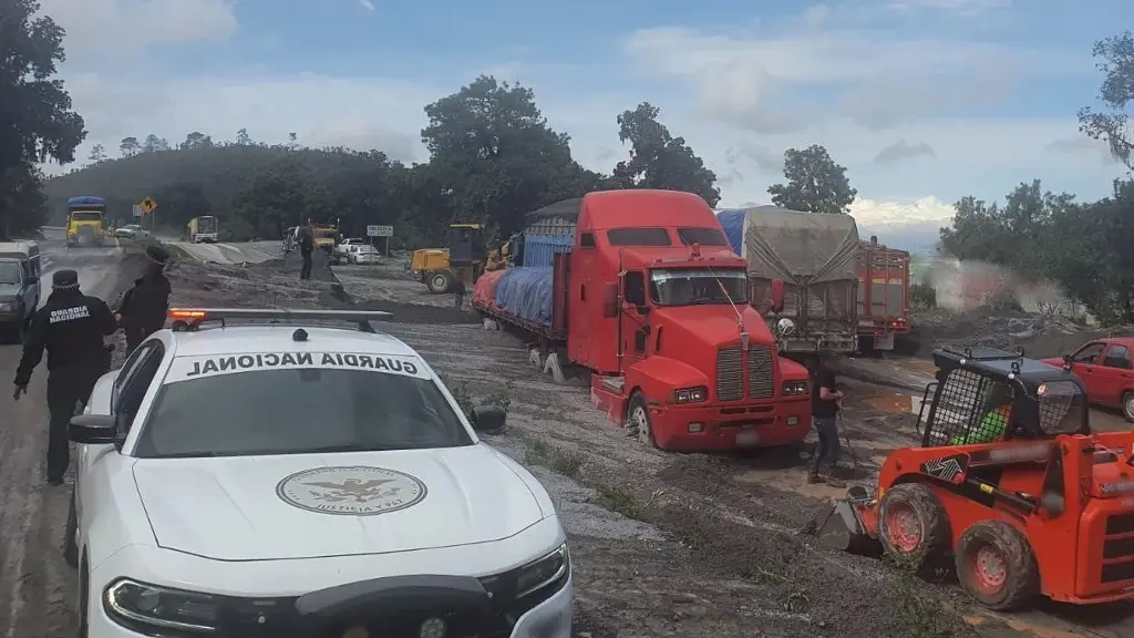 Imagen Cierre en autopista de Veracruz por deslizamiento de tierra. Toma precaución