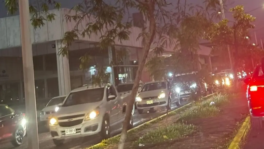 Imagen Tome precauciones, se registra caos vial en avenida Lafragua de Veracruz