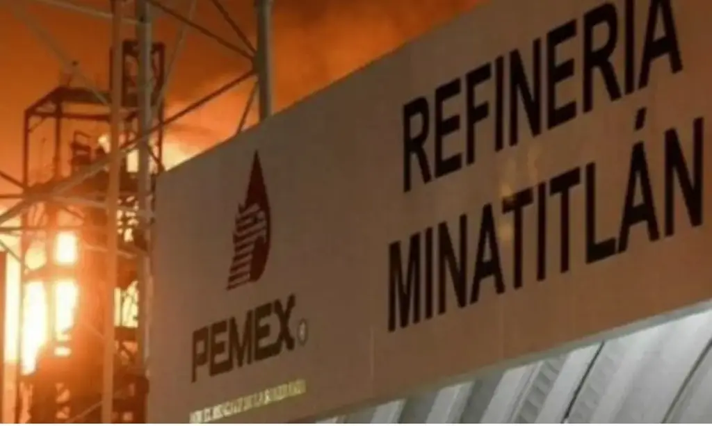 Imagen Reportan incendio tras explosión en refinería de Pemex en Minatitlán 