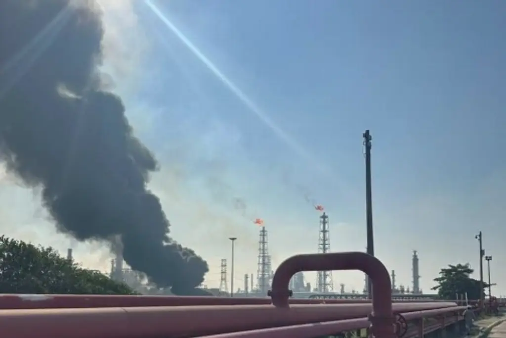 Imagen Sin lesionados, incendio en refinería de Pemex en Minatitlán: PC de Veracruz