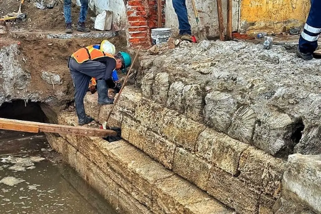 Imagen A través de una ventana exhibirán restos de la antigua muralla que rodeaba Veracruz