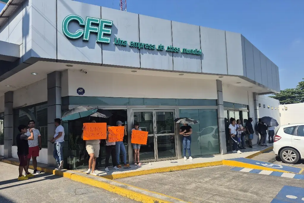 Imagen Toman instalaciones de la CFE en Veracruz por falta de luz