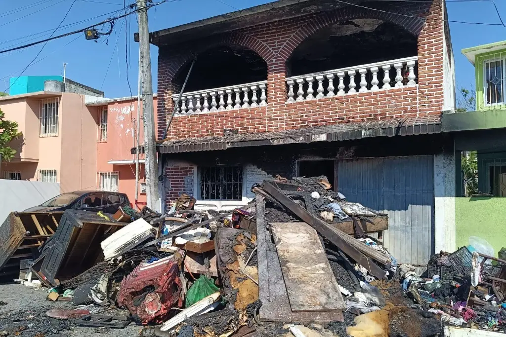 Imagen Piden ayuda para familia que perdió todo en incendio en Boca del Río