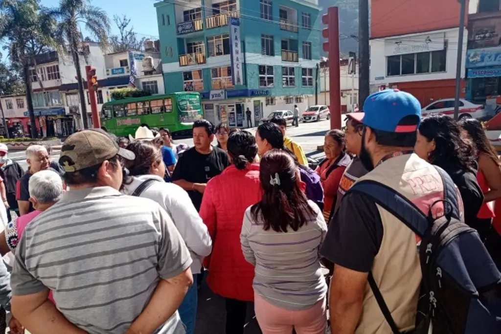 Imagen Vecinos acusan llevan 10 días sin agua potable en Río Blanco, Veracruz 