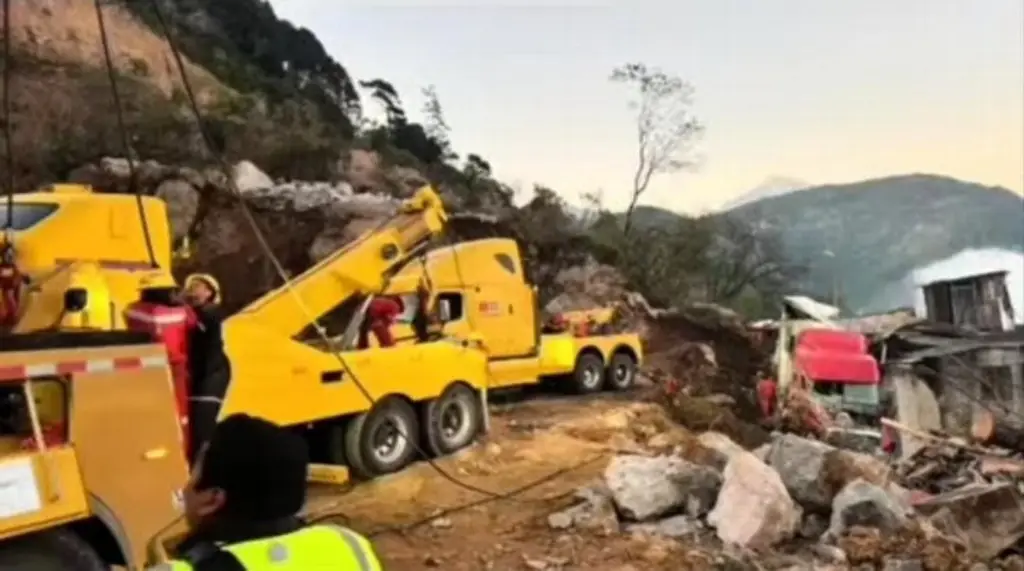 Imagen Retiran 6 unidades que quedaron atrapadas en derrumbe en autopista de Veracruz 