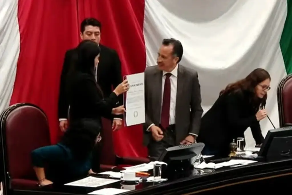 Imagen Diputada da reconocimiento a Cuitláhuac García como 