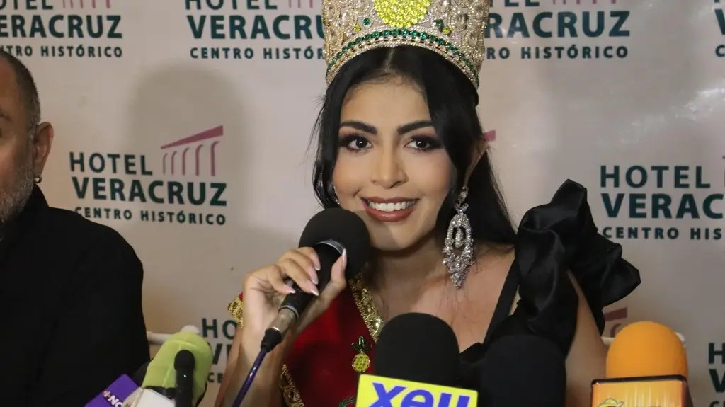 Imagen Montse Pereira de Boca del Río gana la corona internacional como Reina Mundial de la Piña