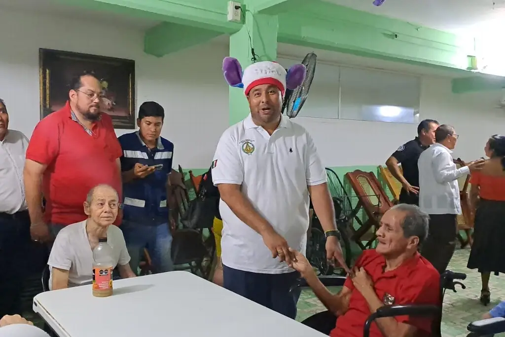 Imagen Logia Masónica adelanta la Navidad a los abuelitos del COGRA Veracruz 