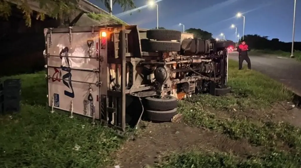 Imagen Fuerte volcadura de camión de empresa lechera cerca del Nuevo Veracruz 