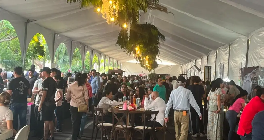 Imagen Más de 1500 personas llegan a la 10 verbena del vino mexicano 