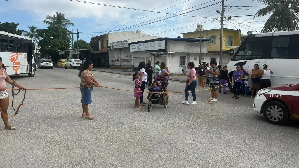 Imagen Amigos y familiares de Betzi López bloquean la avenida JB Lobos en Veracruz 