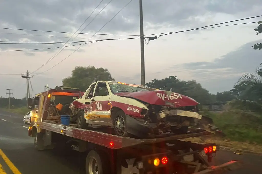 Imagen Se registra volcadura de taxi en carretera de Veracruz 