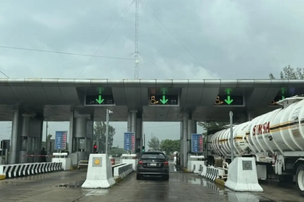 Imagen Transportistas celebran eliminación de caseta de Coatzacoalcos