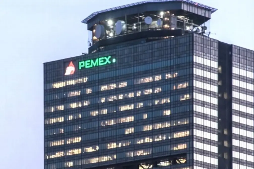 Imagen Trabajadores marchan en Tabasco por adeudos pendientes con Pemex 