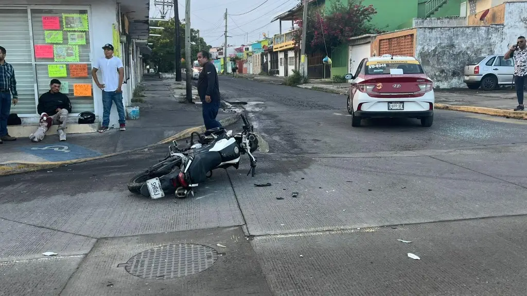 Imagen Motociclista se impacta con taxi en el Buenavista