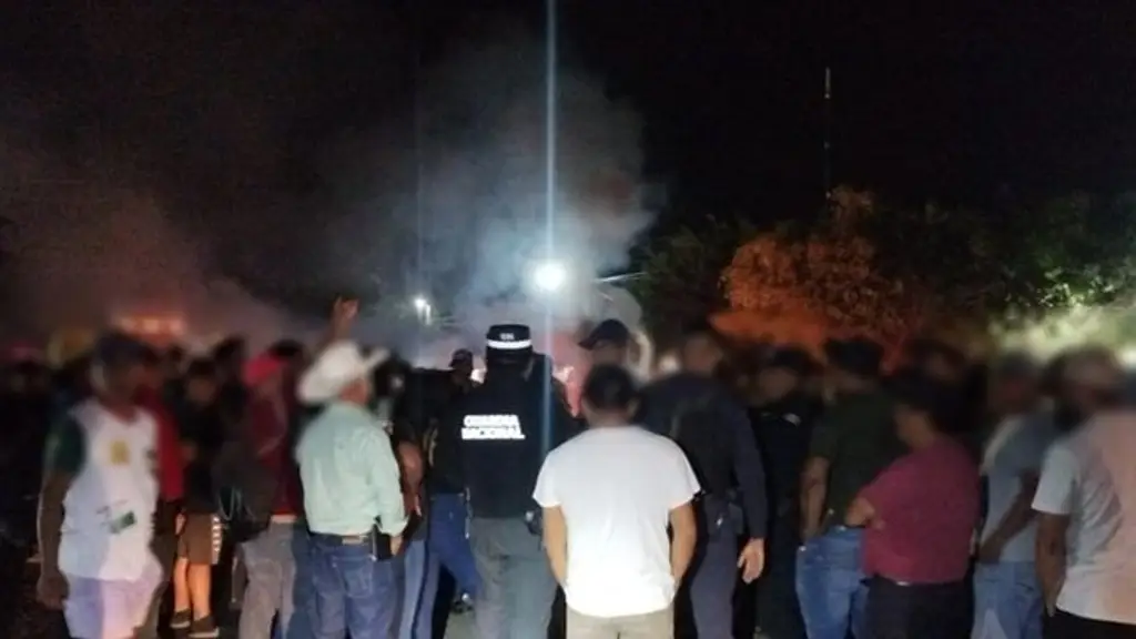 Imagen Habitantes bloquean carretera al sur de Veracruz