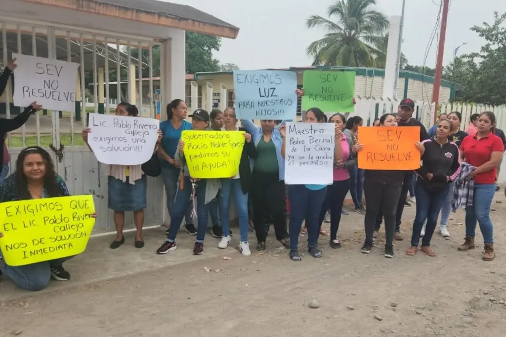 Imagen Quitan bloqueo de carretera; inconformes mantendrán tomada escuela por falta de luz