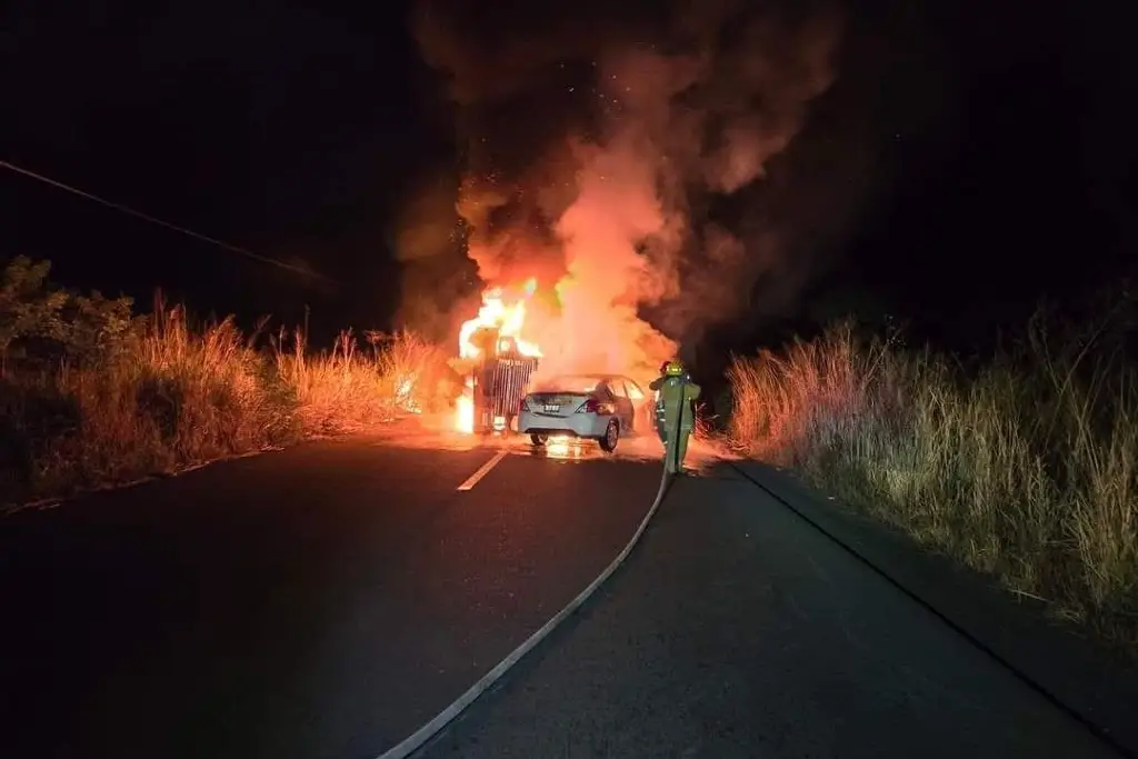 Imagen Se incendian camión cañero y taxi tras accidente en carretera de Veracruz