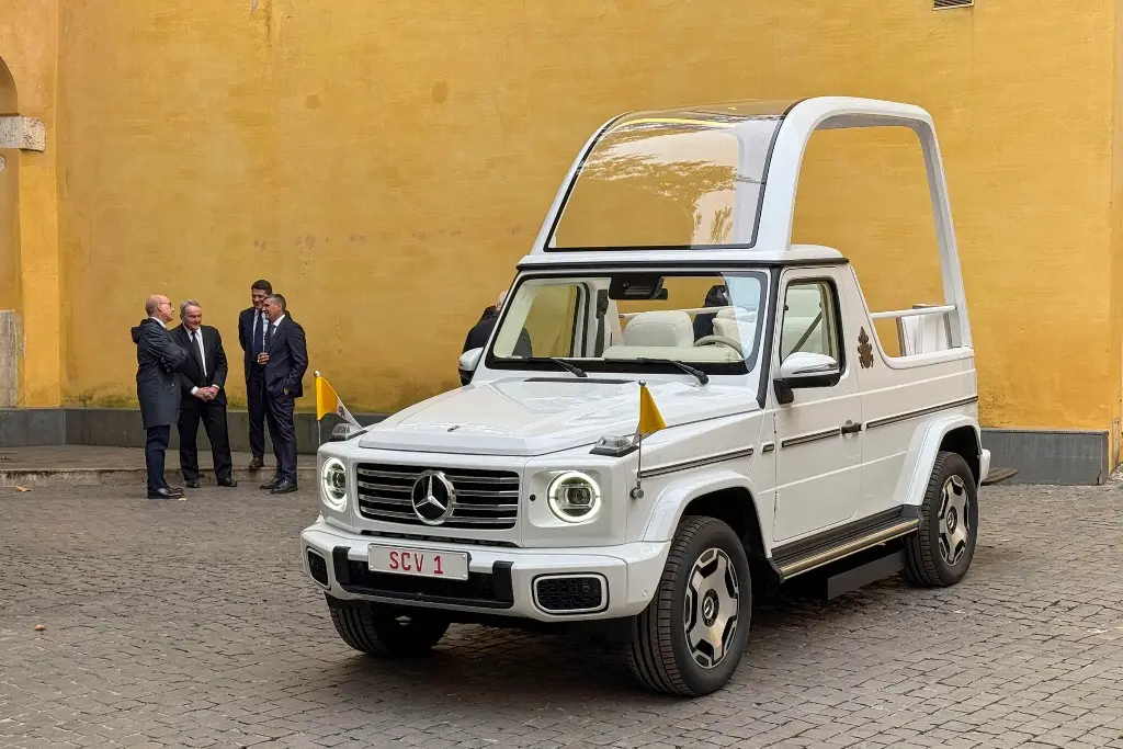 Imagen Papa Francisco recibe el primer papamóvil completamente eléctrico