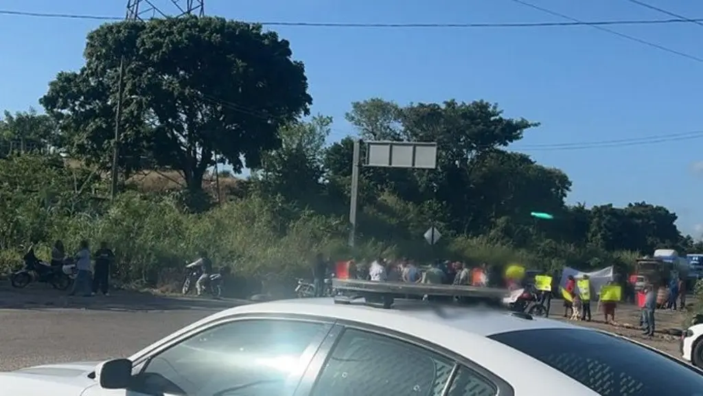 Imagen Habitantes bloquean tramo carretero Coatzacoalcos-Acayucan